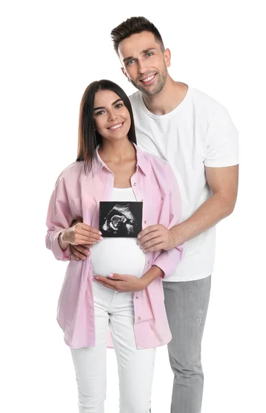 Familia joven feliz con imagen de ultrasonido sobre fondo blanco — Foto de Stock