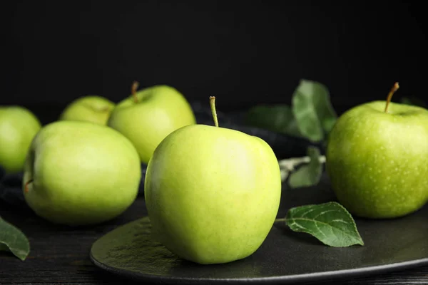 Pommes vertes mûres fraîches sur table en bois noir, espace pour le texte — Photo