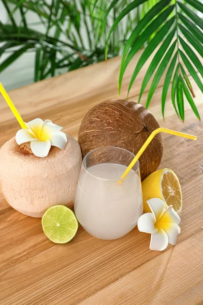 Složení se sklenicí kokosové vody na dřevěném stole — Stock fotografie