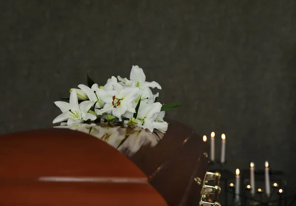 Дерев'яна скринька з білими ліліями в похоронному будинку — стокове фото