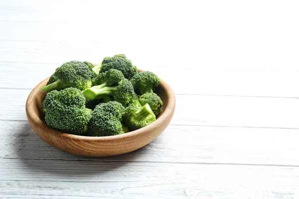 Lempeng brokoli hijau segar di atas meja kayu putih, ruang untuk teks — Stok Foto