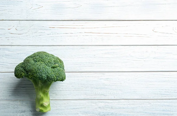 Brokoli hijau segar di meja kayu putih, pemandangan atas. Ruang untuk teks — Stok Foto