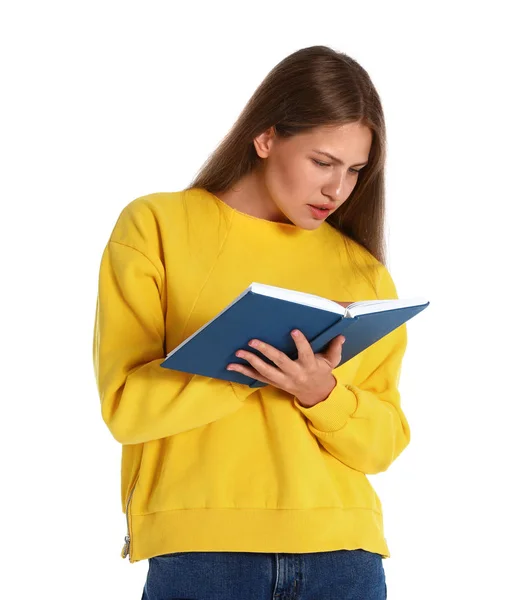 Vacker ung kvinna läser bok om vit bakgrund — Stockfoto