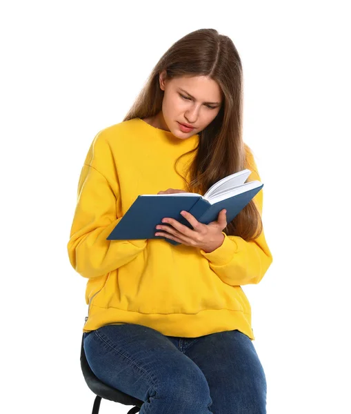 美丽的年轻女子正在阅读一本关于白人背景的书 — 图库照片