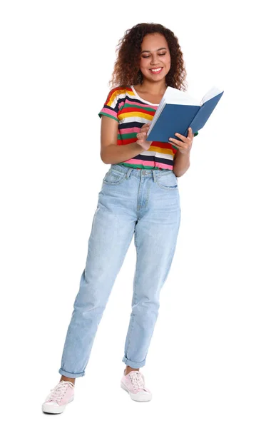 Gyönyörű afro-amerikai nő olvasatban könyv fehér háttér — Stock Fotó