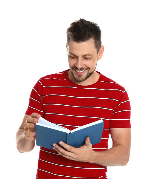 Beyaz arka planda yakışıklı adam okuma kitabı — Stok fotoğraf