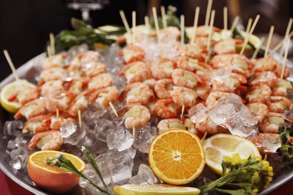 Brochettes de crevettes servies dans un plat avec de la glace, gros plan — Photo