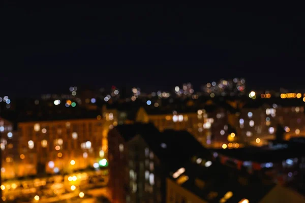 Niewyraźne widok nowoczesnego miasta w nocy. Efekt bokeh — Zdjęcie stockowe
