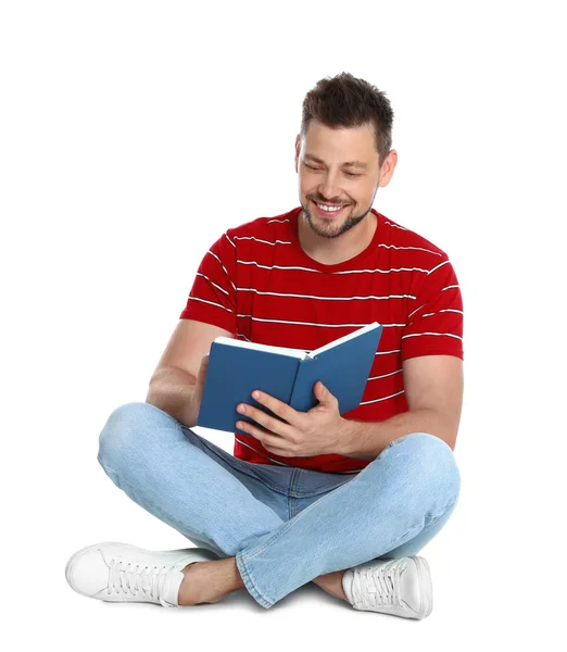 Schöner Mann liest Buch auf weißem Hintergrund — Stockfoto