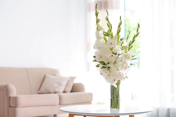 Vaso com belas flores brancas gladíolo sobre mesa de madeira na sala de estar. Espaço para texto — Fotografia de Stock