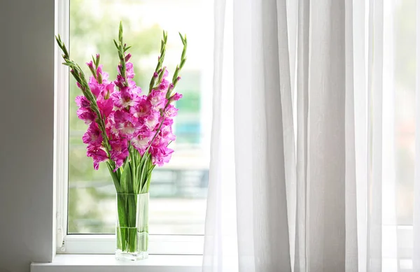 Vas dengan indah bunga gladiolus merah muda di jendela, ruang untuk teks — Stok Foto