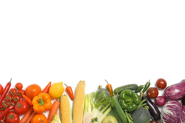 De nombreux légumes frais différents sur fond blanc, vue de dessus — Photo