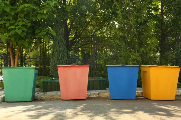 Reciclagem de lixeiras para diferentes tipos de lixo ao ar livre — Fotografia de Stock