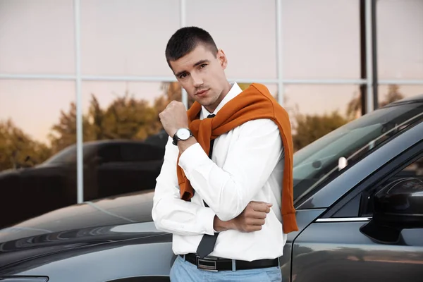 Atraktivní mladík poblíž luxusního vozu venku — Stock fotografie
