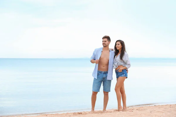 Felice giovane coppia trascorrere del tempo insieme sulla spiaggia — Foto Stock