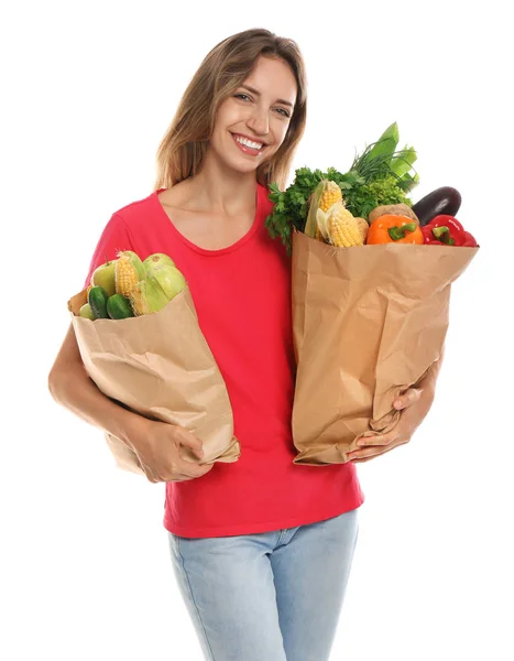 Mujer joven con bolsas de verduras frescas aisladas en blanco —  Fotos de Stock