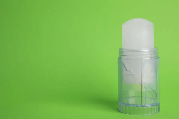 Desodorante de palo de alumbre cristal natural sobre fondo verde. Espacio para texto —  Fotos de Stock