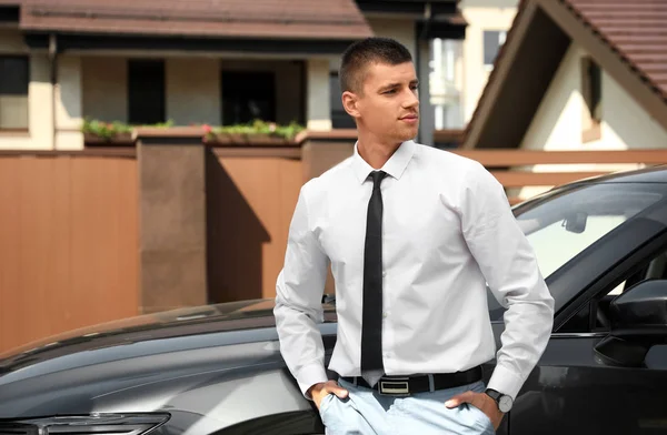 Attractive young man near luxury car outdoors — Stock Photo, Image