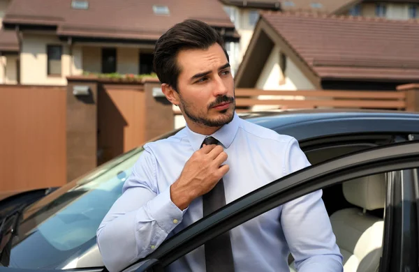 Çekici genç adam yakın lüks araba açık havada