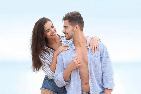 Gelukkig jong paar tijd doorbrengen samen op het strand — Stockfoto