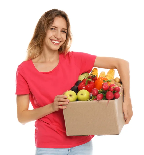 Mujer joven con caja de verduras frescas sobre fondo blanco —  Fotos de Stock
