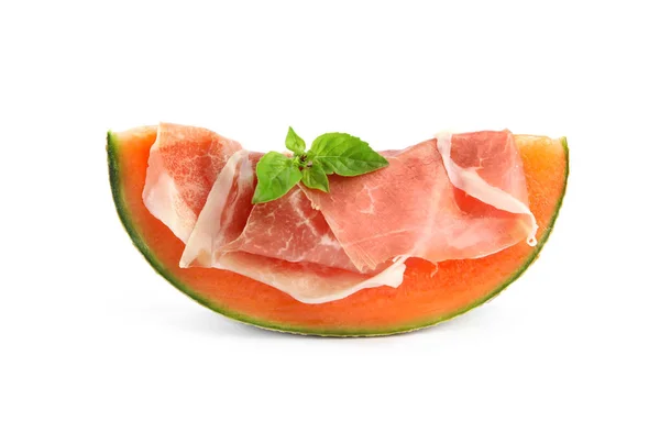 Fetta di melone fresco con prosciutto e basilico su fondo bianco — Foto Stock