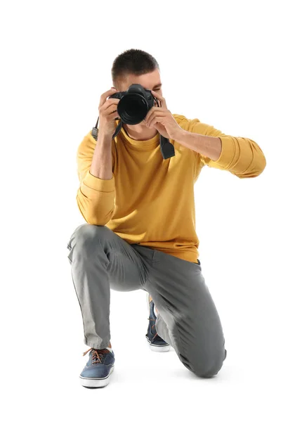 Jovem fotógrafo profissional tirar foto no fundo branco — Fotografia de Stock