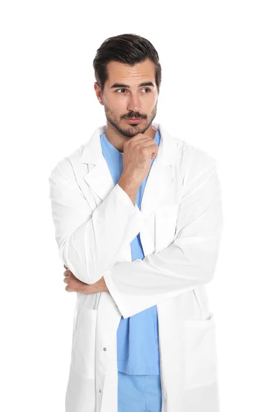 Молодий лікар у формі на білому тлі. Медична служба — стокове фото