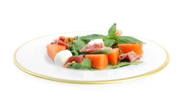 Čerstvý meloun s prosciutto, mozzarellou a bazalkou na bílém pozadí — Stock fotografie