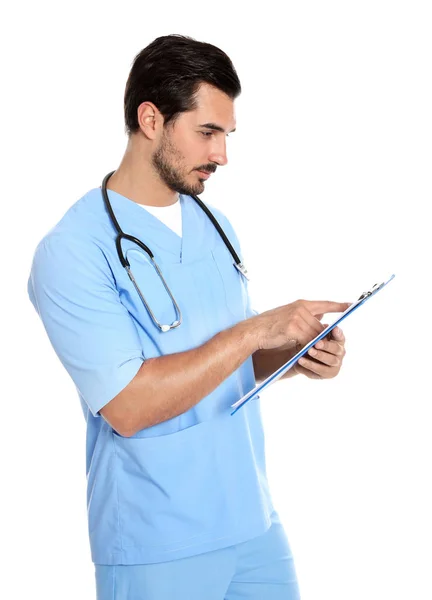 Mladý mužský doktor v uniformě s stetoskem a schránkou na bílém pozadí. Lékařská služba — Stock fotografie