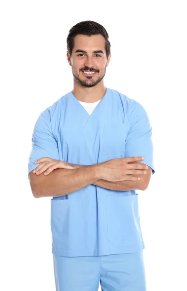 흰색 배경에 유니폼을 입은 젊은 남성 의사의 초상화입니다. 의료 서비스 — 스톡 사진