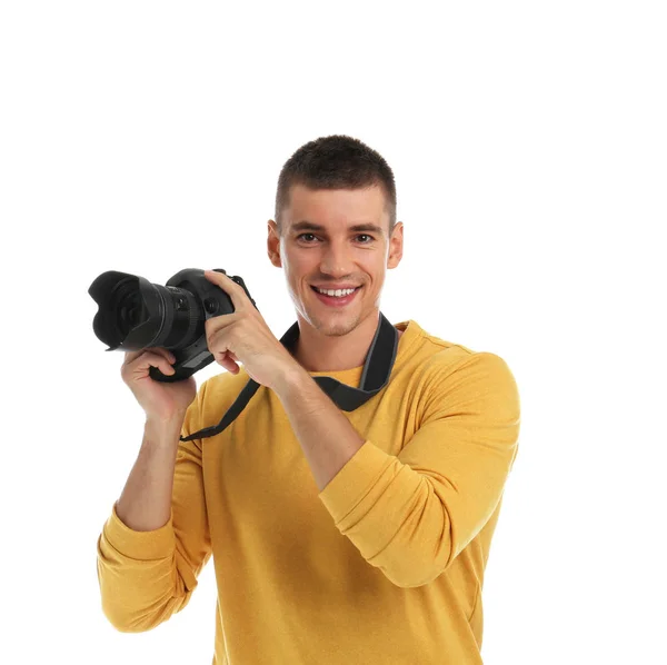 Jovem fotógrafo com câmera profissional no fundo branco — Fotografia de Stock