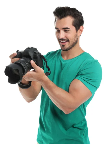 Joven fotógrafo con cámara profesional sobre fondo blanco —  Fotos de Stock