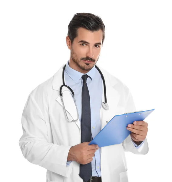 Ung manlig läkare med Urklipp på vit bakgrund. Medicinsk service — Stockfoto
