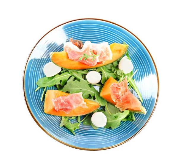 Melone fresco con prosciutto, mozzarella e rucola su fondo bianco, vista dall'alto — Foto Stock