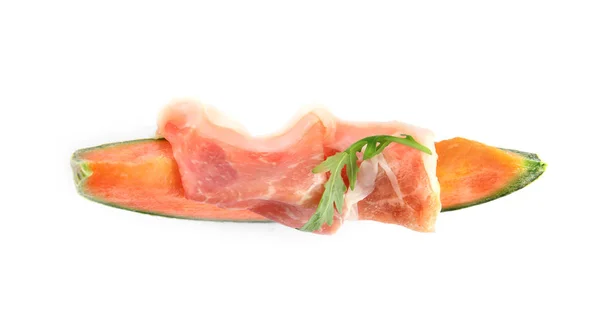 Stukje verse meloen met prosciutto en rucola op witte achtergrond, bovenaanzicht — Stockfoto