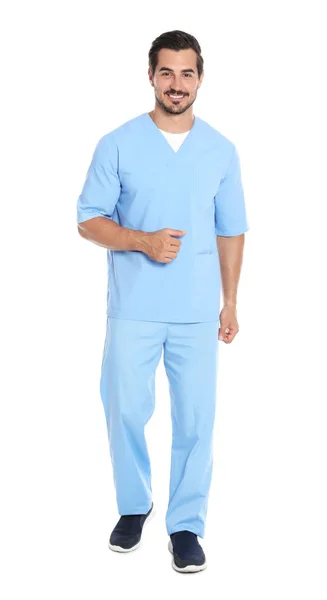 Mladý mužský doktor v uniformě na bílém pozadí. Lékařská služba — Stock fotografie