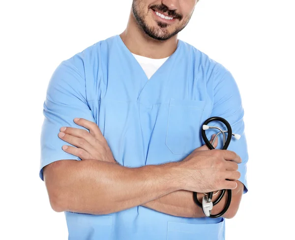 Joven doctor en uniforme con estetoscopio sobre fondo blanco, primer plano. Servicio médico — Foto de Stock