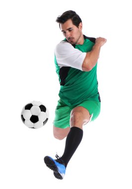 Genç adam beyaz arka planda futbol oynuyor.