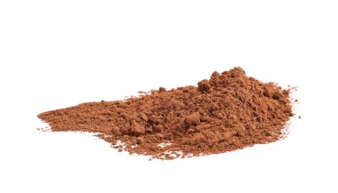 Beyaz üzerine izole çikolata protein tozu yığını