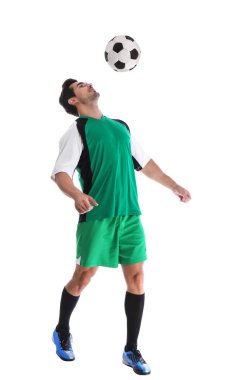 Genç adam beyaz arka planda futbol oynuyor.