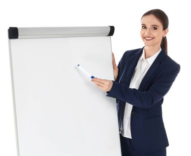 Beyaz arka planda flip chart board yakınında Profesyonel iş eğitmeni. Metin için alan