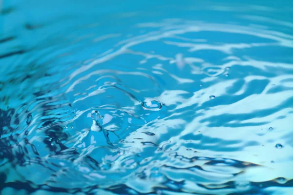 Splash niebieskiej wody z kropli, zbliżenie — Zdjęcie stockowe