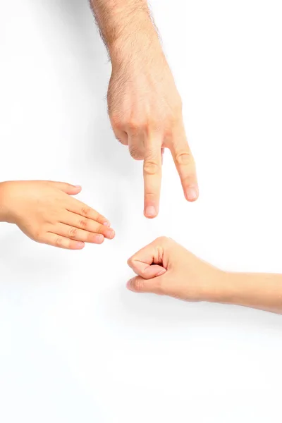 Familia jugando rock, papel y tijeras sobre fondo blanco, primer plano — Foto de Stock