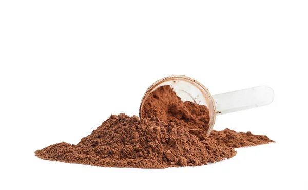Stapel chocolade proteïne poeder en schep geïsoleerd op wit — Stockfoto