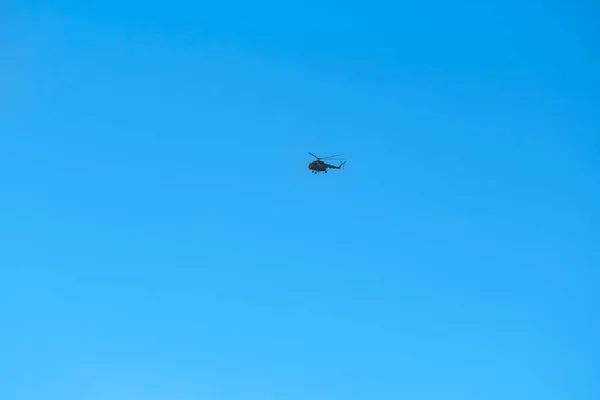 Сучасний військовий вертоліт, що летить у блакитному небі — стокове фото