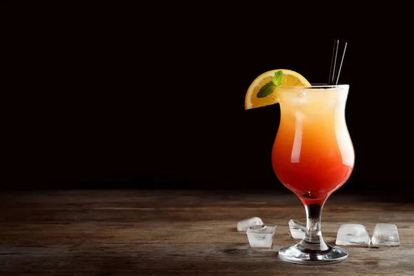 Just made appetizing cocktail Sex on the Beach, black background. Space for text — Stock Photo, Image