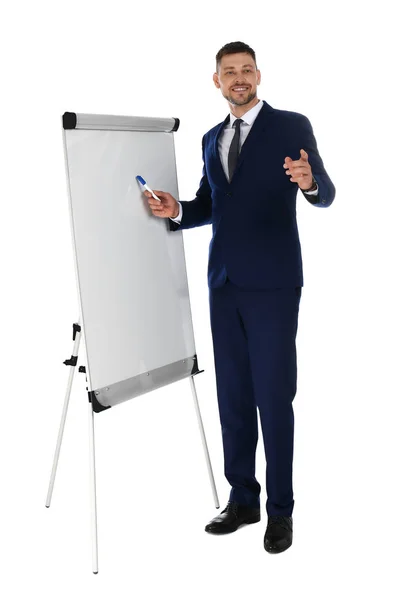 Treinador de negócios profissional perto de flip chart board no fundo branco. Espaço para texto — Fotografia de Stock