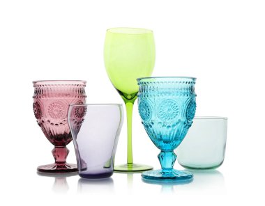 Beyaz arka planda renkli boş gözlük seti