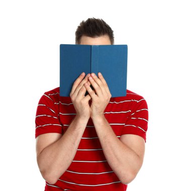 Adam beyaz arka plan üzerinde ilginç kitap okuma
